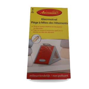 La boîte Piège À Mites Vêtements d'Aeroxon présente un piège triangulaire rouge avec un intérieur collant, entouré de vêtements. Un texte multilingue le décrit comme non toxique, sans odeur et respectueux de l'environnement.
