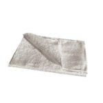 La Serpilière Blanche Azur 50 x 60 cm est élégamment pliée, présentant un motif texturé subtil sur sa surface blanche, sur un fond simple.