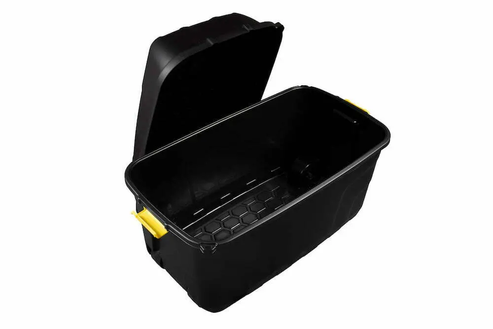 MALLE EN PLASTIQUE SUR ROULETTES
AVEC COUVERCLE 175L NOIR VERROUILLABLE AVEC POIGNEES JAUNE
DIMENSIONS: 94X94X56 CM - GARAGE - Mr Bricolage : Outillage, Jardinage, Animalerie, Electricité