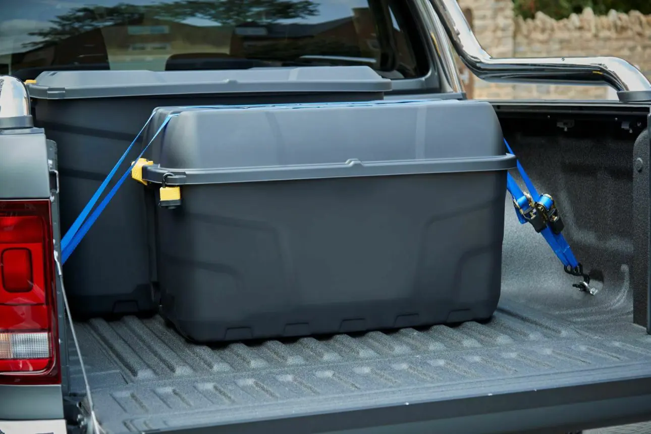 MALLE EN PLASTIQUE SUR ROULETTES
AVEC COUVERCLE 175L NOIR VERROUILLABLE AVEC POIGNEES JAUNE
DIMENSIONS: 94X94X56 CM - GARAGE - Mr Bricolage : Outillage, Jardinage, Animalerie, Electricité