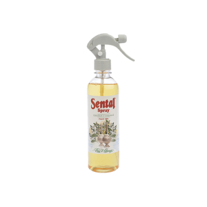 Flacon transparent de marque "Désodorisant Spray 400 Ml Fleur D’Oranger-Sental" avec des illustrations d'arbres et de fruits, doté d'un embout gris et rempli de liquide jaune.