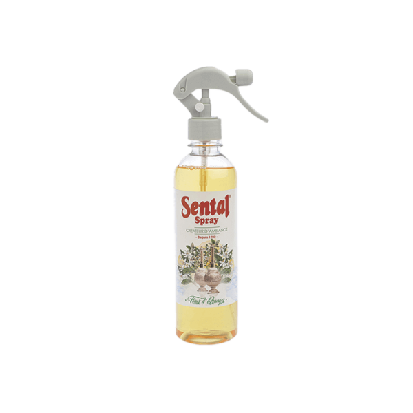 Flacon transparent de marque "Désodorisant Spray 400 Ml Fleur D’Oranger-Sental" avec des illustrations d'arbres et de fruits, doté d'un embout gris et rempli de liquide jaune.