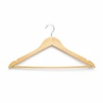 Cintre en bois naturel avec barre pour pantalons et encoches