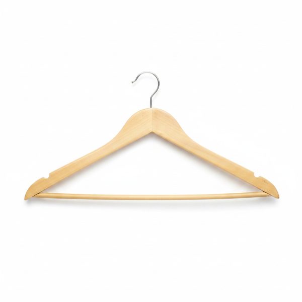 Cintre en bois naturel avec barre pour pantalons et encoches