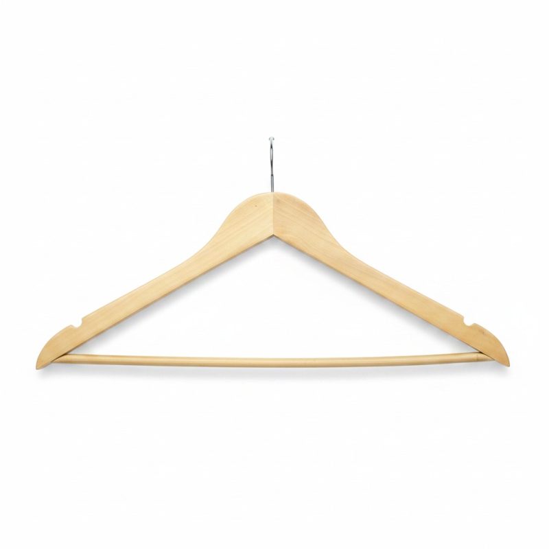 Cintre en bois naturel avec barre pour pantalons et encoches